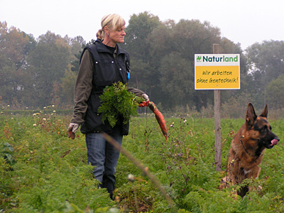 © Bio mit Gesicht Betriebsleiterin auf Karottenfeld