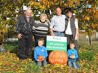 © Bio mit Gesicht Betriebsleiterfamilie mit Großeltern