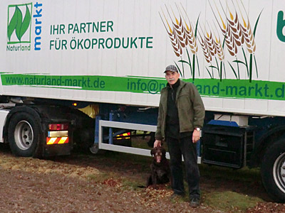 Betriebsleiter vor LKW