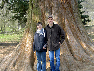 © Bio mit Gesicht Mann und Frau vor Baum