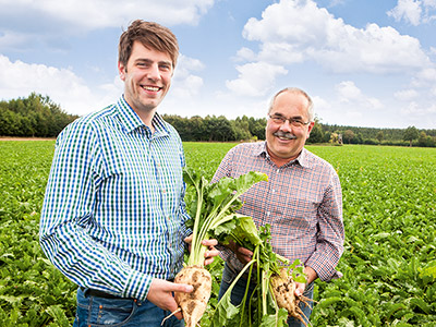 zwei Männer auf Plantage