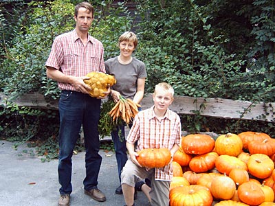 © Naturland 2005-2006 Klaus und Annette Balks-Dreckmann mit Sohn Friedrich zeigen die Erzeugnisse ihres Hofes