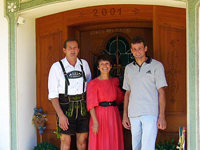 Familie vor Haustür
