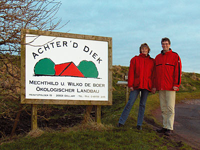 © Bio mit Gesicht Ehepaar neben Hofschild