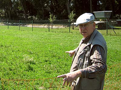 ©Bio mit Gesicht Seniorchef auf Wiese