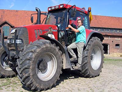©Bio mit Gesicht Betriebsleiter auf dem Traktor