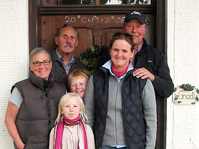 Familie vor Haustür