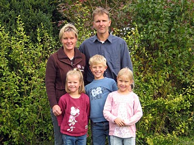 © Bio mit Gesicht Familie im Grünen