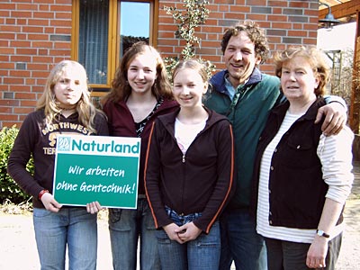 © Bio mit Gesicht Familie Hüseman mit Schild „Ohne Gentechnik
