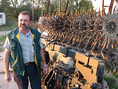 © Bio mit Gesicht Mann neben Landmaschine