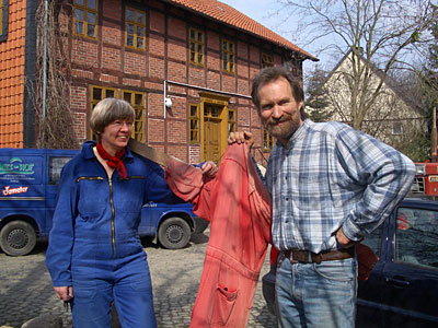 © Bio mit Gesicht Betriebsleiterpaar vor Wohnhaus