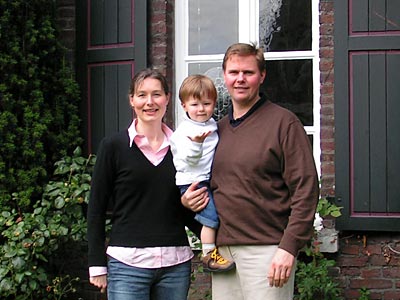 © Bio mit Gesicht Familie vor Wohnhaus