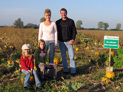© Bio mit Gesicht Familie auf Kürbisacker