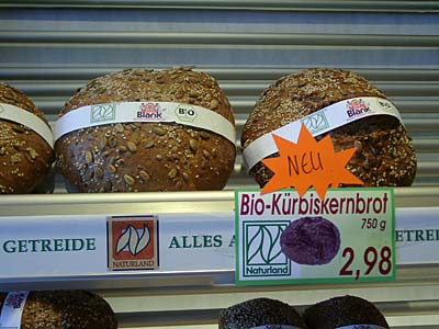 (c) Naturland Preisauszeichnung am Regal für Bio-Brot