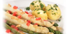 Spargel mit Pinienkernen und Kartoffeln