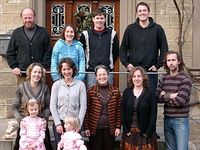 Familie vor Haustür