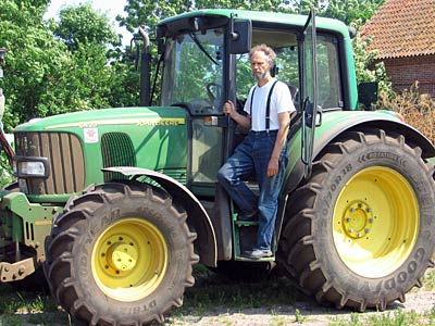 © Bio mit Gesicht J. Weiland auf Schlepper
