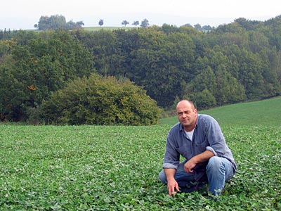 © Bio mit Gesicht Betriebsleiter auf Feld