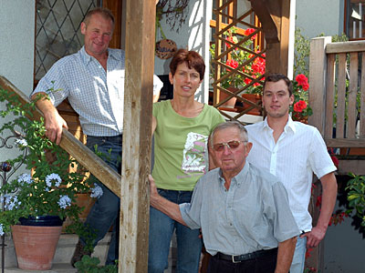 © Bio mit Gesicht Betriebsleiterehepaar mit Seniorchef und Sohn