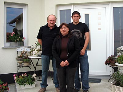 © Bio mit Gesicht Familie vor Haustür