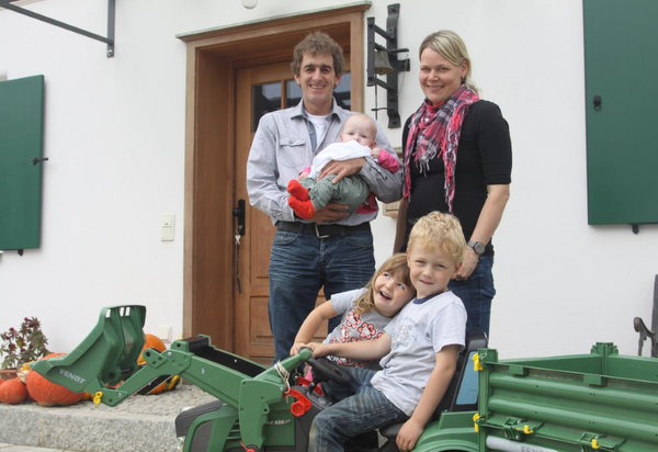 © Feneberg/Bio mit Gesicht Betriebsleiterehepaar mit Familie