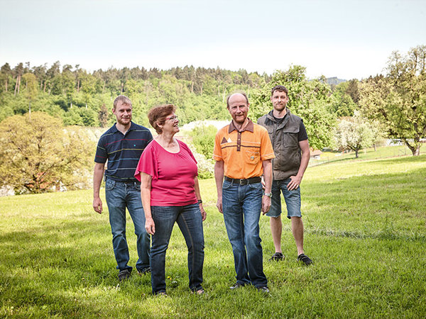 Menschen auf Wiese