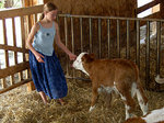 © Bio mit Gesicht Tochter mit Kalb im Stall